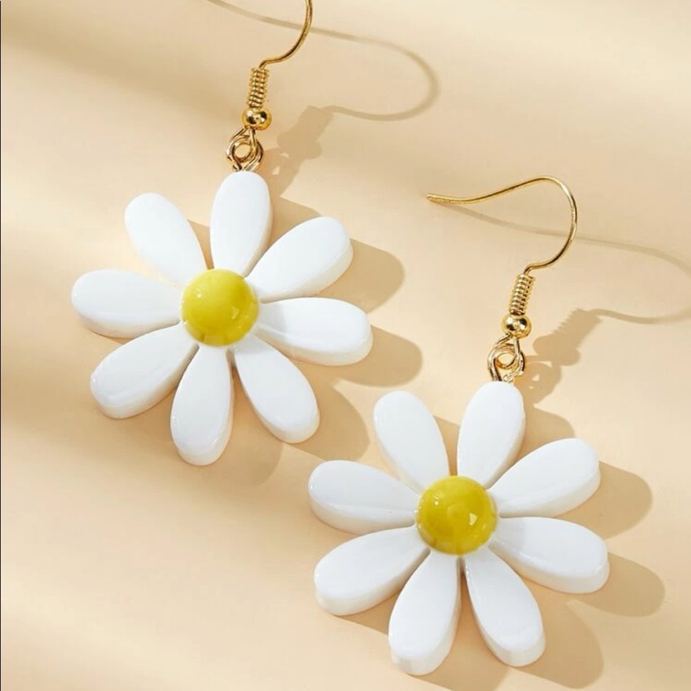 💛3/$15💛 Daisy Drop Earrings